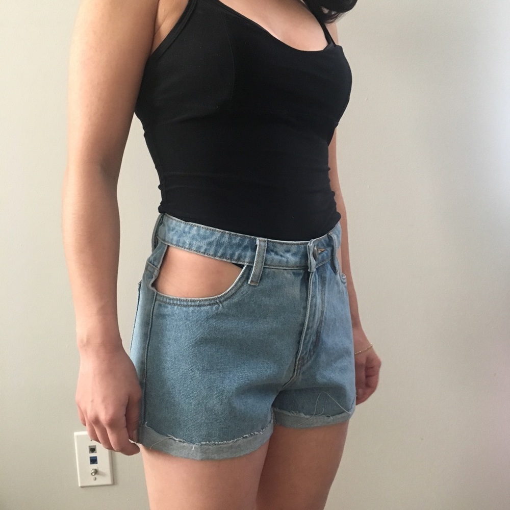 Boohoo Mylie cut out shorts